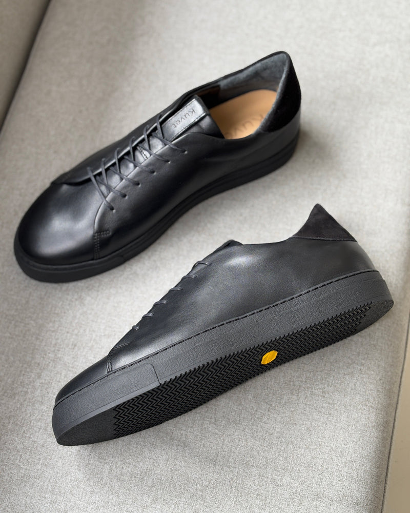 Sneakers VS Black